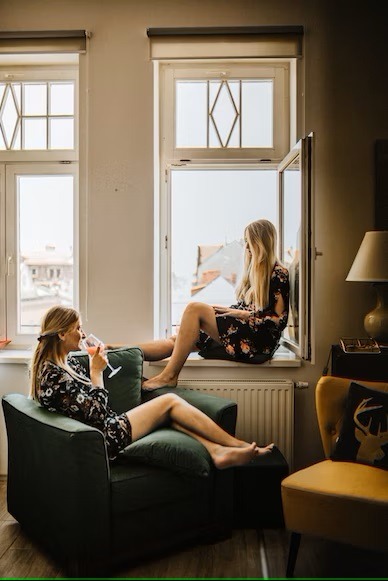 Co-Living zwei Frauen im Wohnraum Foto von Kinga Howard